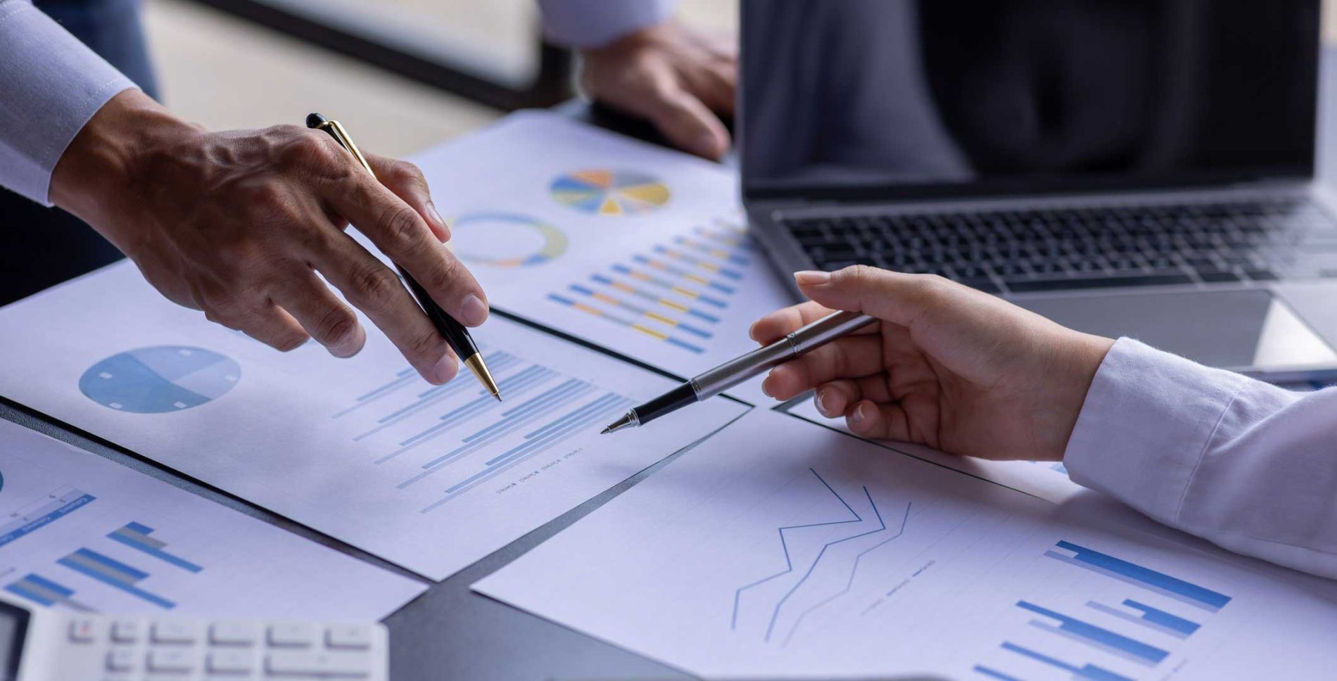 M&A-Berater analysieren Unternehmenskennzahlen
